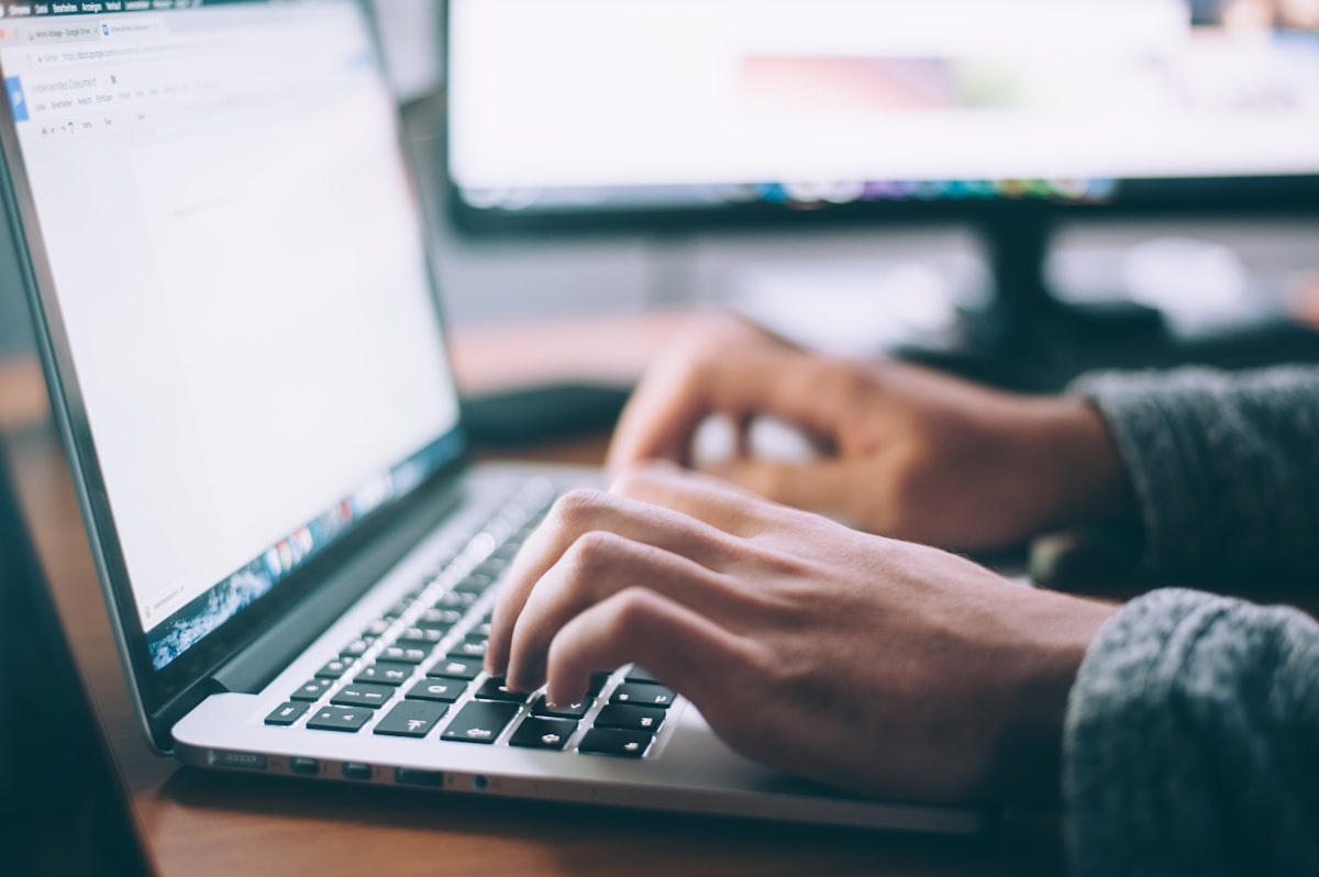 Arbeiten mit Epikur am Laptop
